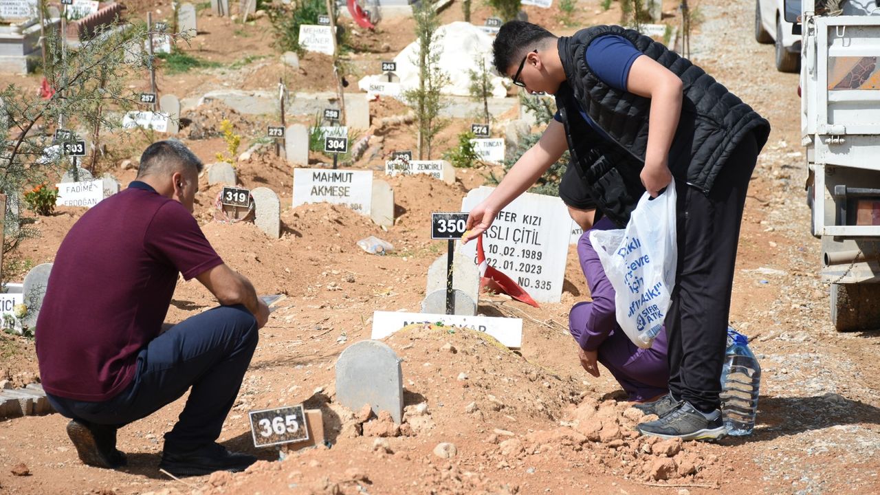 Deprem bölgesinde mezarlıklara bayram arifesinde hüzünlü ziyaret
