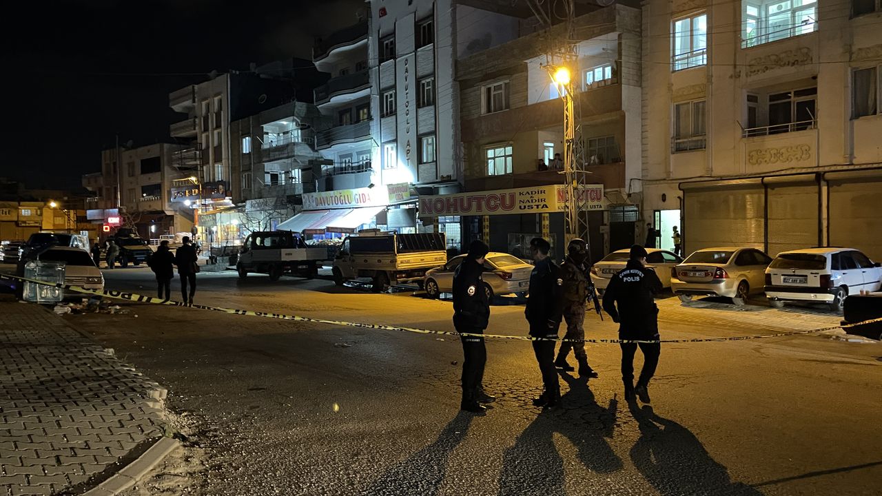 Silahlı kavgada 1'i polis memuru 2 kişi hayatını kaybetti