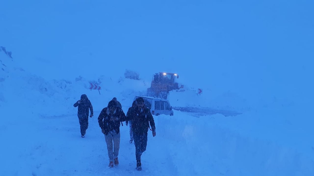 Van'da karda mahsur kalan araçtaki 4 kişi kurtarıldı