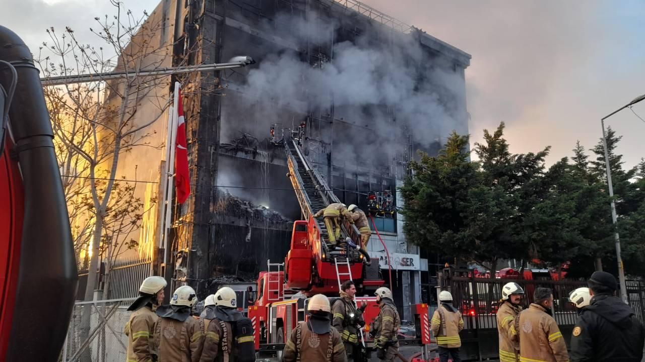 İstanbul'da 11 katlı binadaki yangın kontrol altına alındı