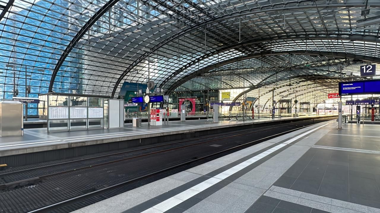 Almanya'da grev sebebiyle istasyonlar boş kaldı