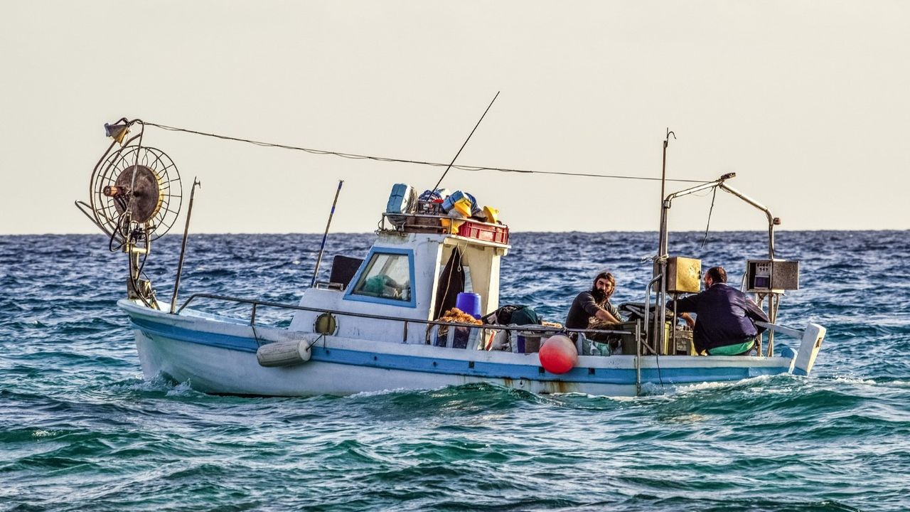 Antalya'da balıkçılar İHA'larla denetleniyor