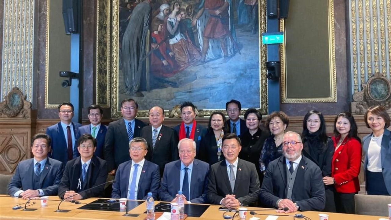 Fransız milletvekilleri Tayvan'a gitti