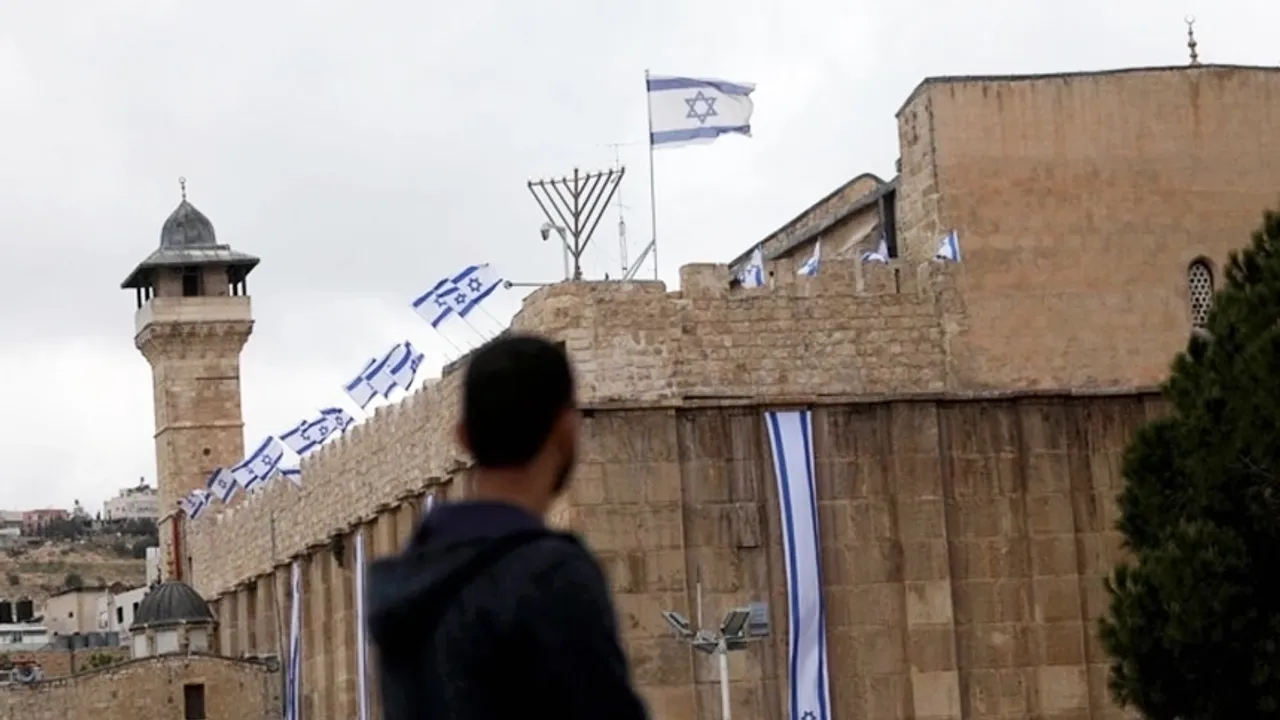 Filistin, Harem-i İbrahim Camisi'ne işgal rejimi bayrağı dikilmesini kınadı