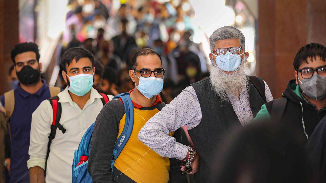 Hindistan'da maske zorunluluğu geri geldi