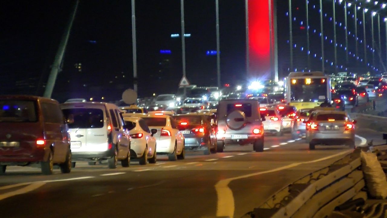 Dönüş yolundaki tatilciler İstanbul'da yoğunluk oluşturdu
