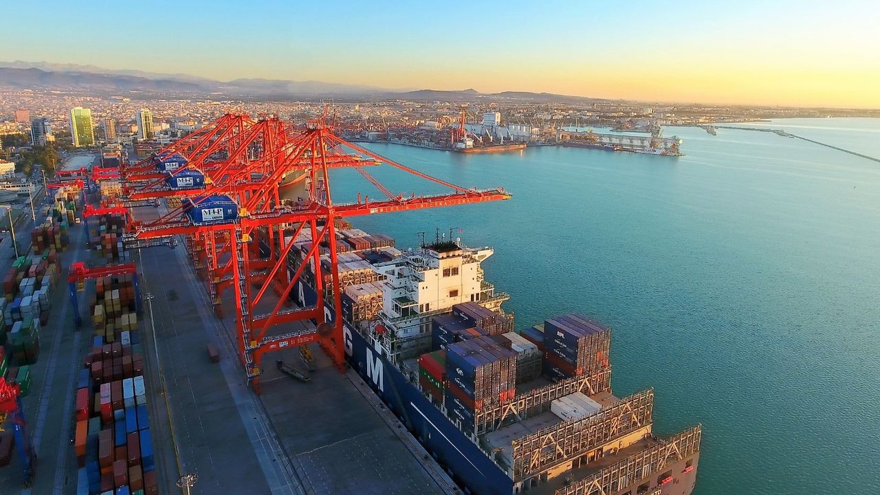 Barselona'da liman işçileri İsrail'e silah taşıyan gemilere hizmet vermeyecek