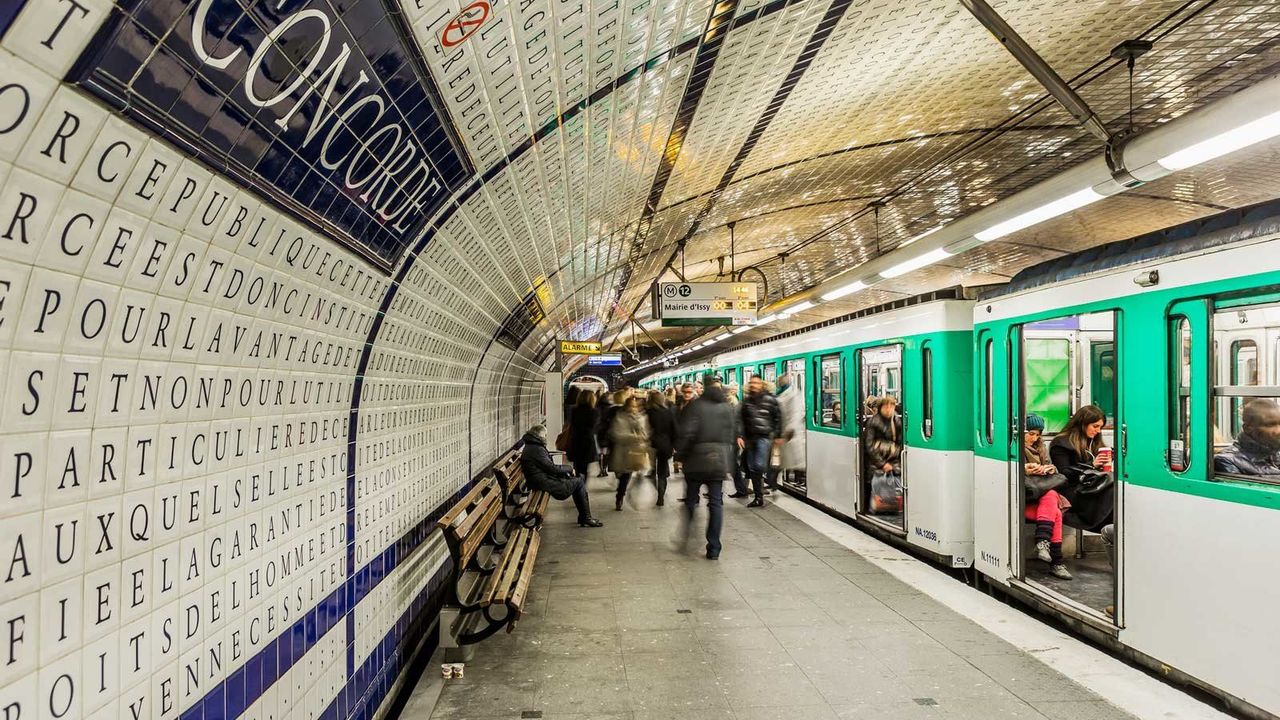 Fransa'da ceketi metronun kapısına sıkışan kadın hayatını kaybetti