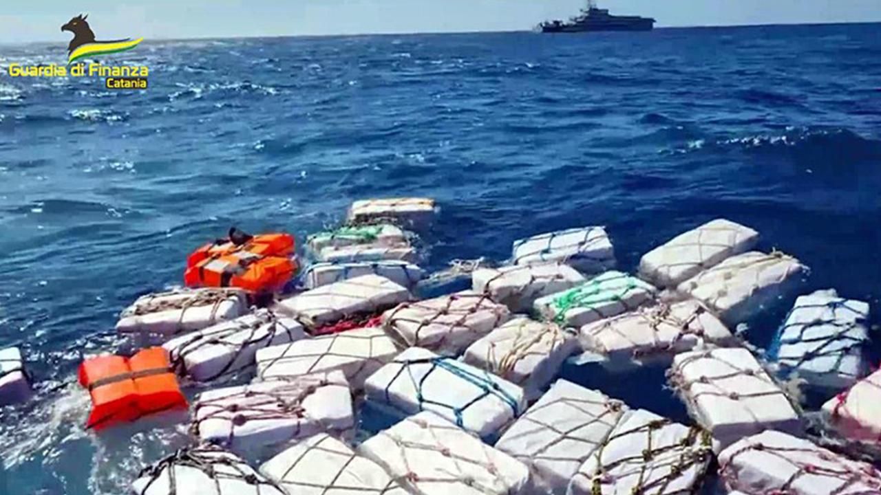 Denize bırakılmış paketlerde yaklaşık 2 ton kokain ele geçirildi