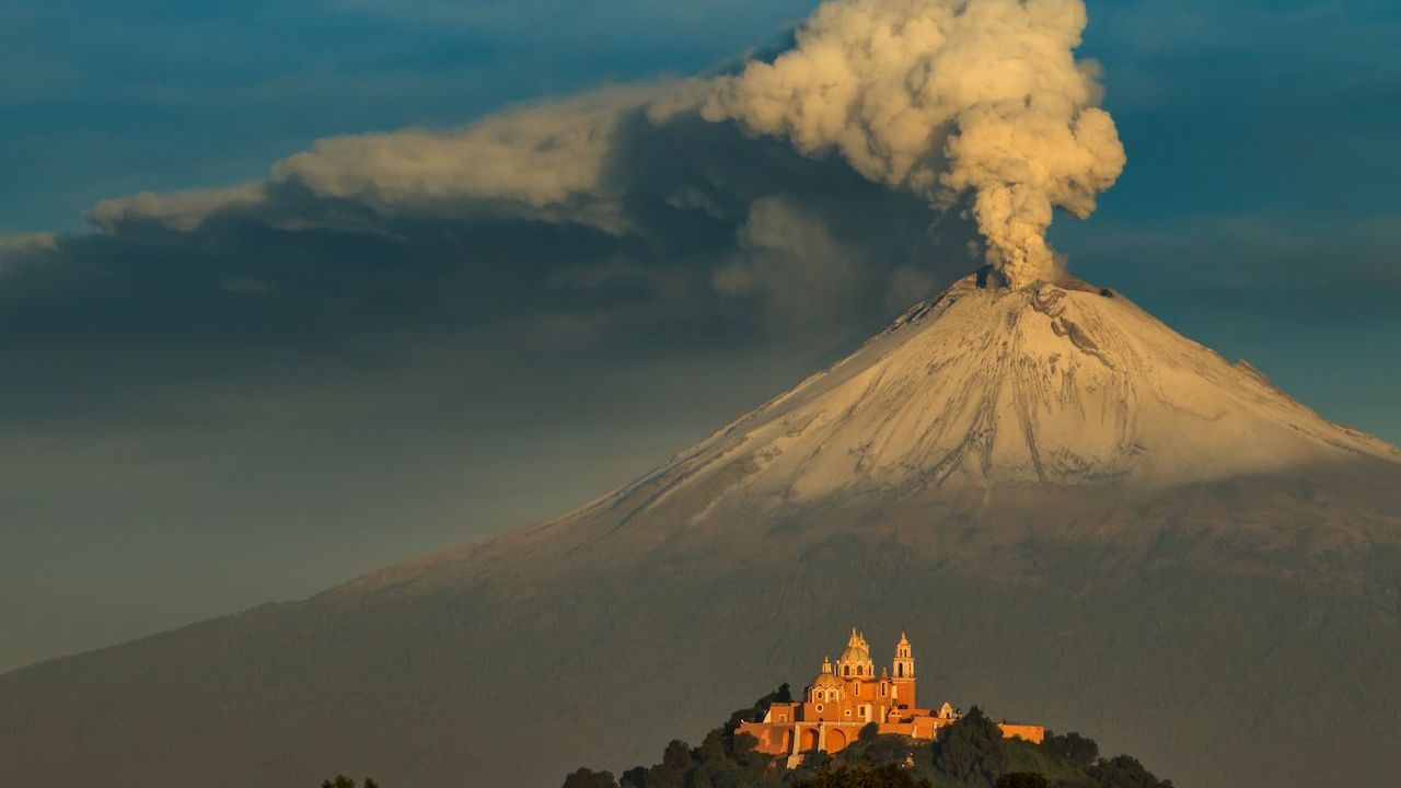 Meksika'daki yanardağda 24 saatte 12 patlama