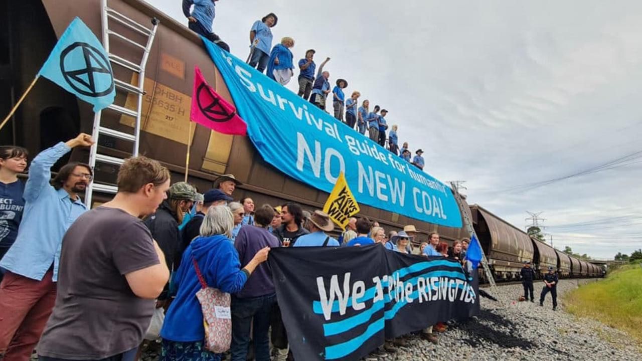 İklim aktivistleri kömür taşıyan treni bastı