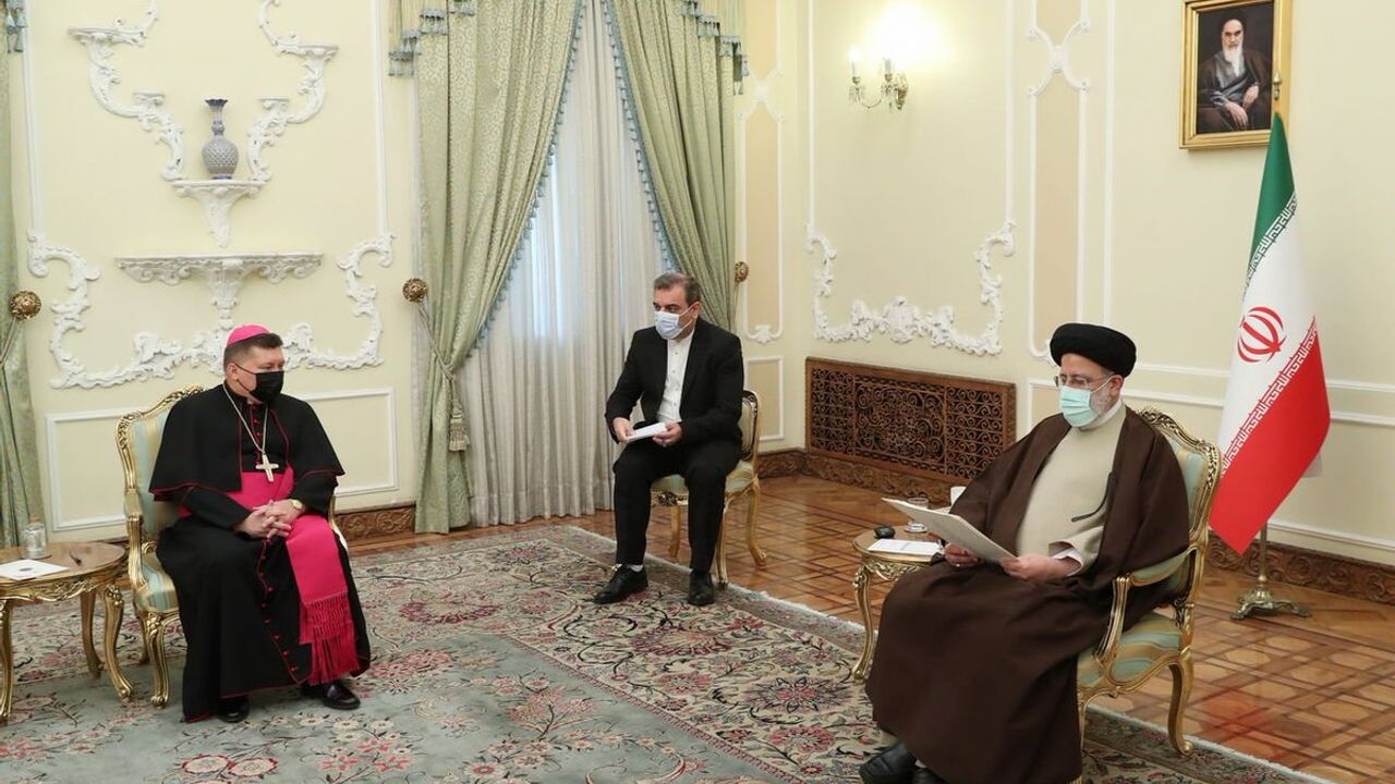 Vatikan'ın Tahran büyükelçisinden İran'daki kadınların eğitimine övgü