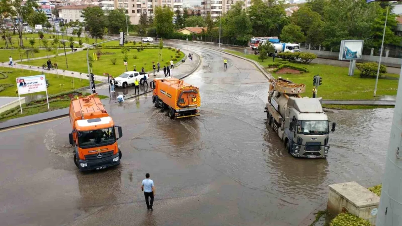 Ankara'da sağanak: Yollar göle döndü