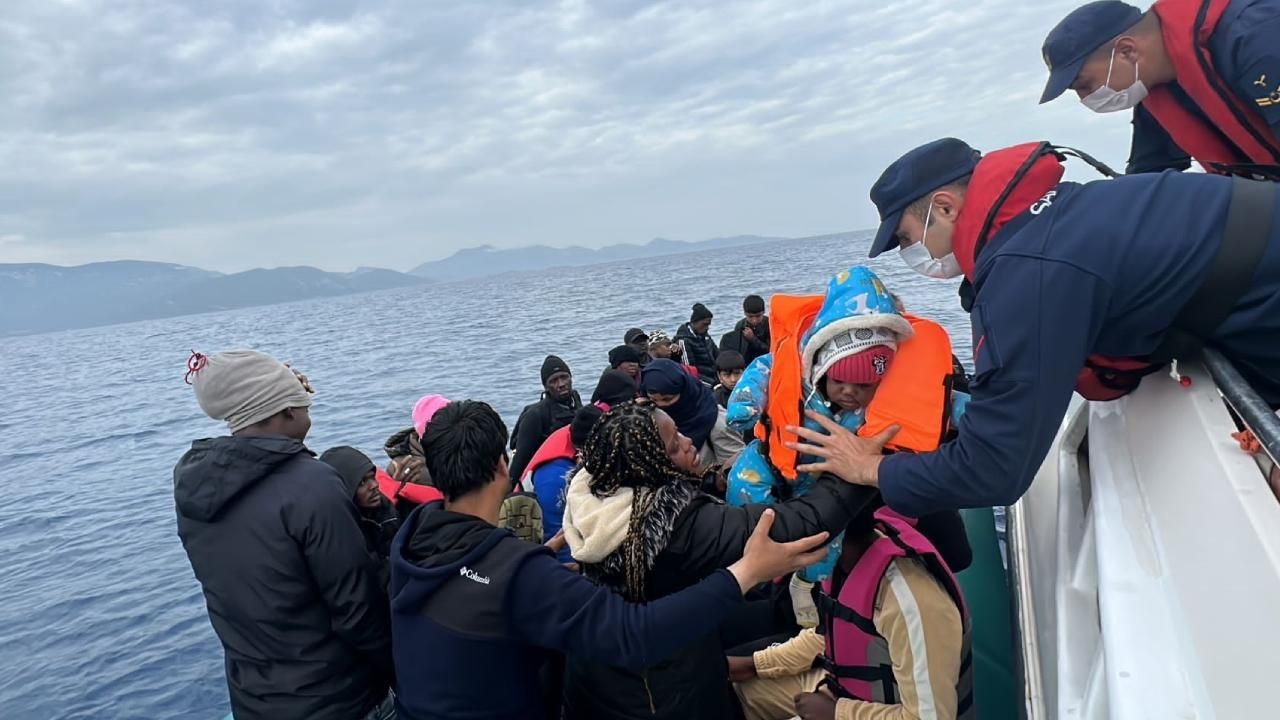 Datça açıklarında 24 düzensiz göçmen kurtarıldı