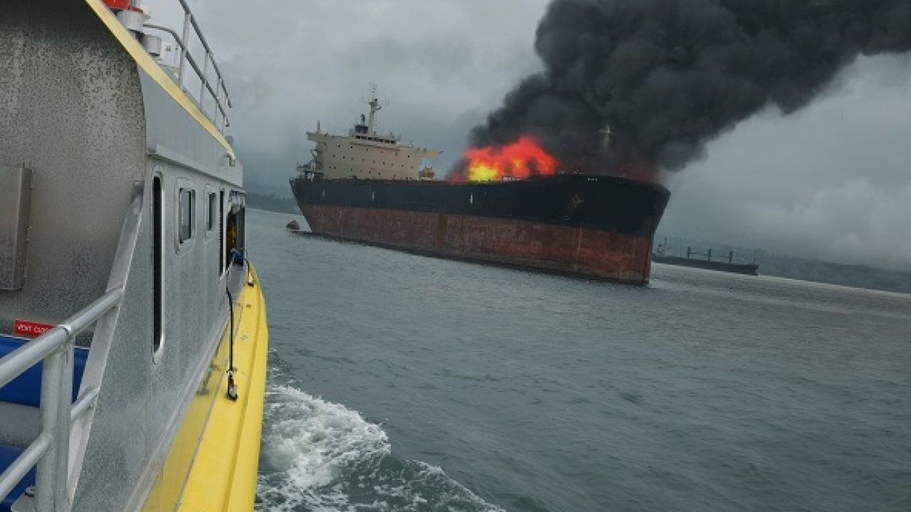 Almanya'dan Mısır'a otomobil taşıyan gemi yanmaya devam ediyor