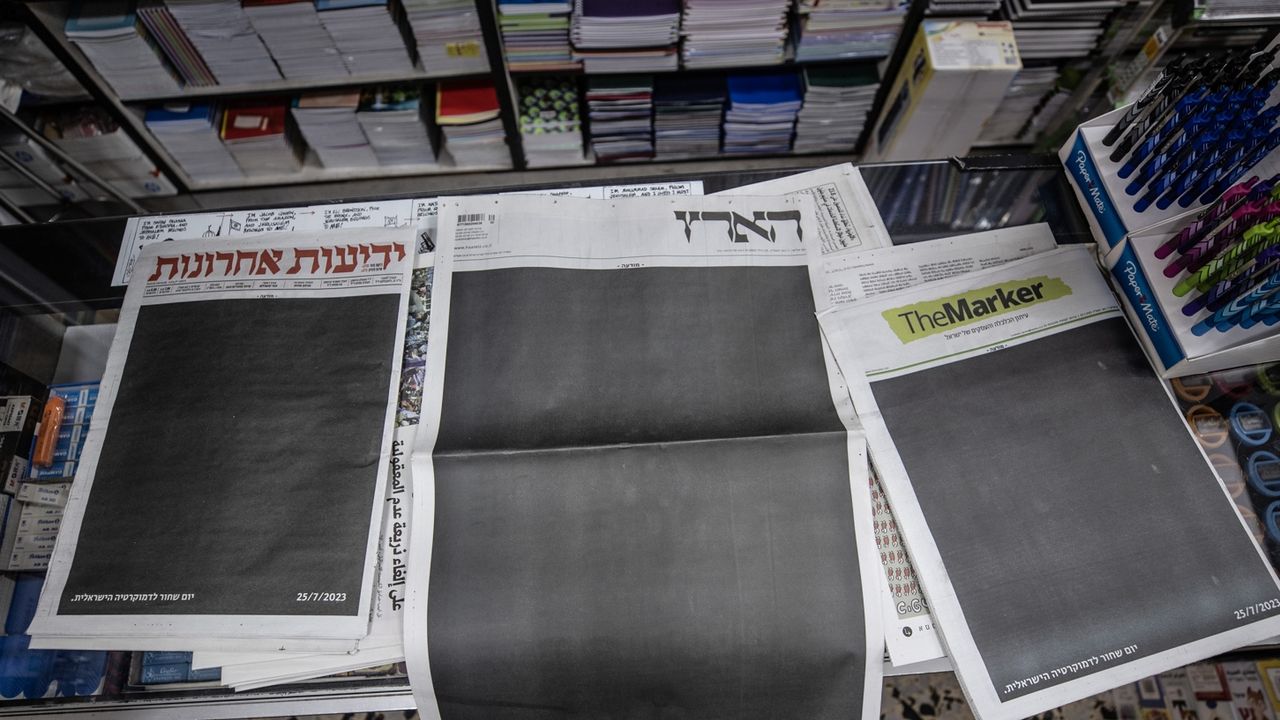İşgal rejimindeki yargı düzenlemesi sonrası gazetelerin ilk sayfası siyah basıldı