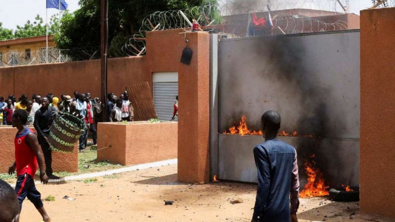Fransa, Nijer'den vatandaşlarını tahliyeye hazırlanıyor