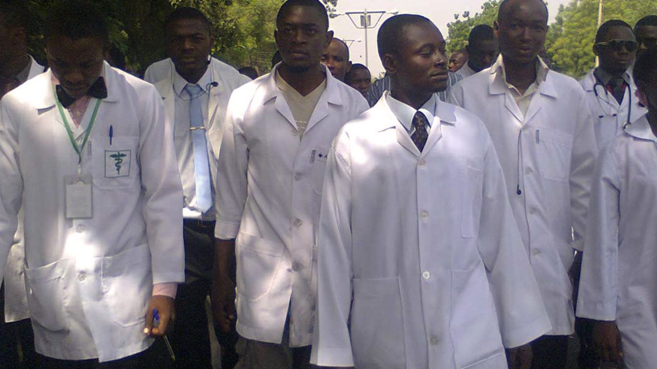 Nijerya'da doktorlar "süresiz greve" başladı