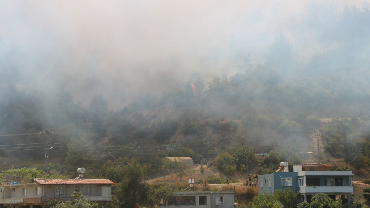 Antakya'daki orman yangını yerleşim yerlerini tehdit ediyor