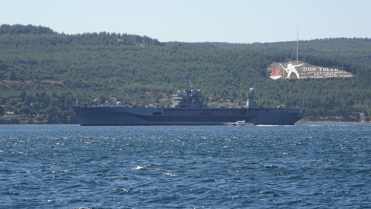 ABD Donanması'na ait USS Mount Whitney Çanakkale Boğazı'ndan geçti