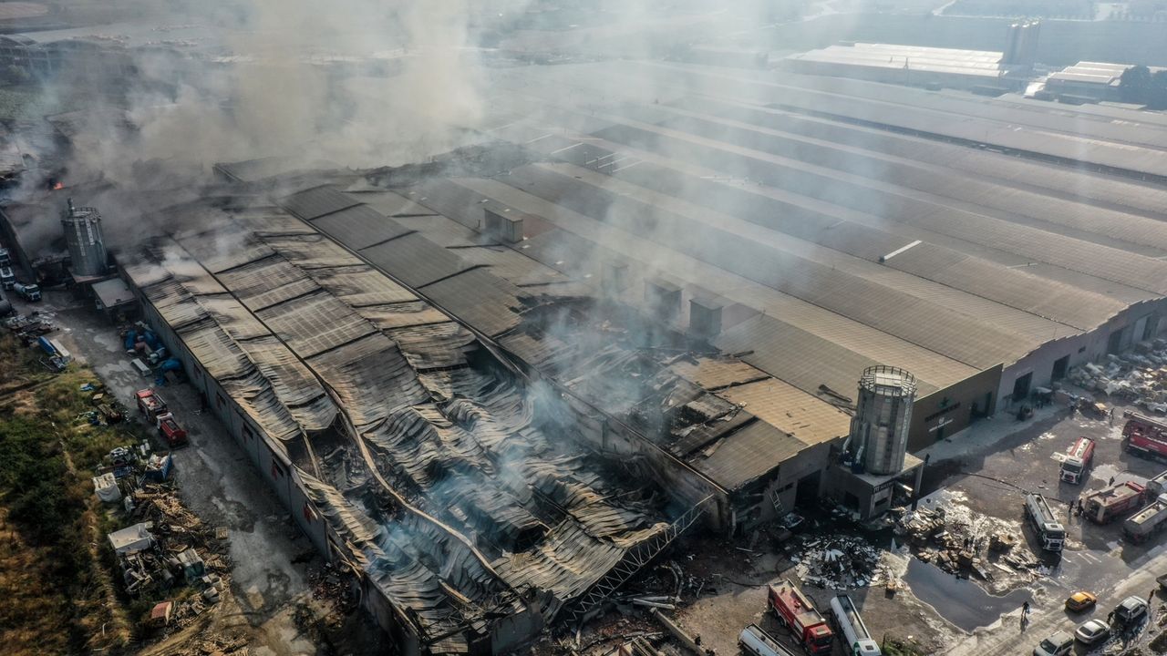 Bursa'da 10 fabrikayı etkileyen yangının boyutu gün ağarınca ortaya çıktı