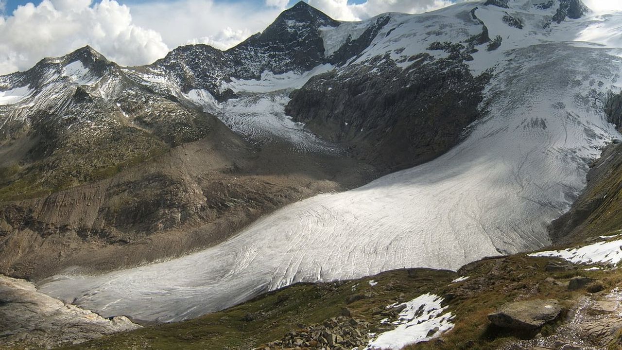 Avusturya'nın en hızlı eriyen buzulu onlarca yıllık cesedi ortaya çıkardı