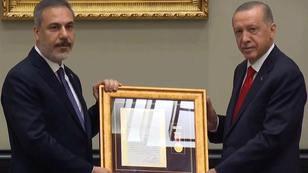Erdoğan'dan Hakan Fidan'a "üstün hizmet madalyası"