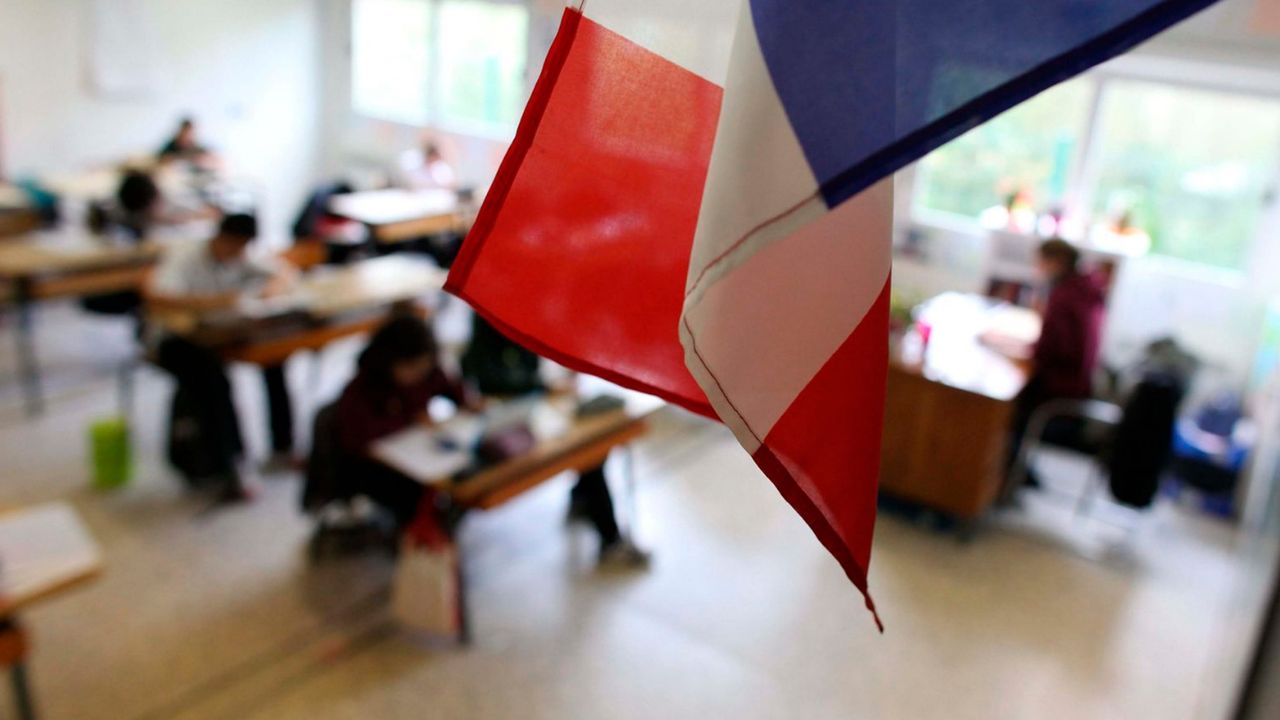 Fransa'da okullarda abaya giyilmesi yasaklanıyor