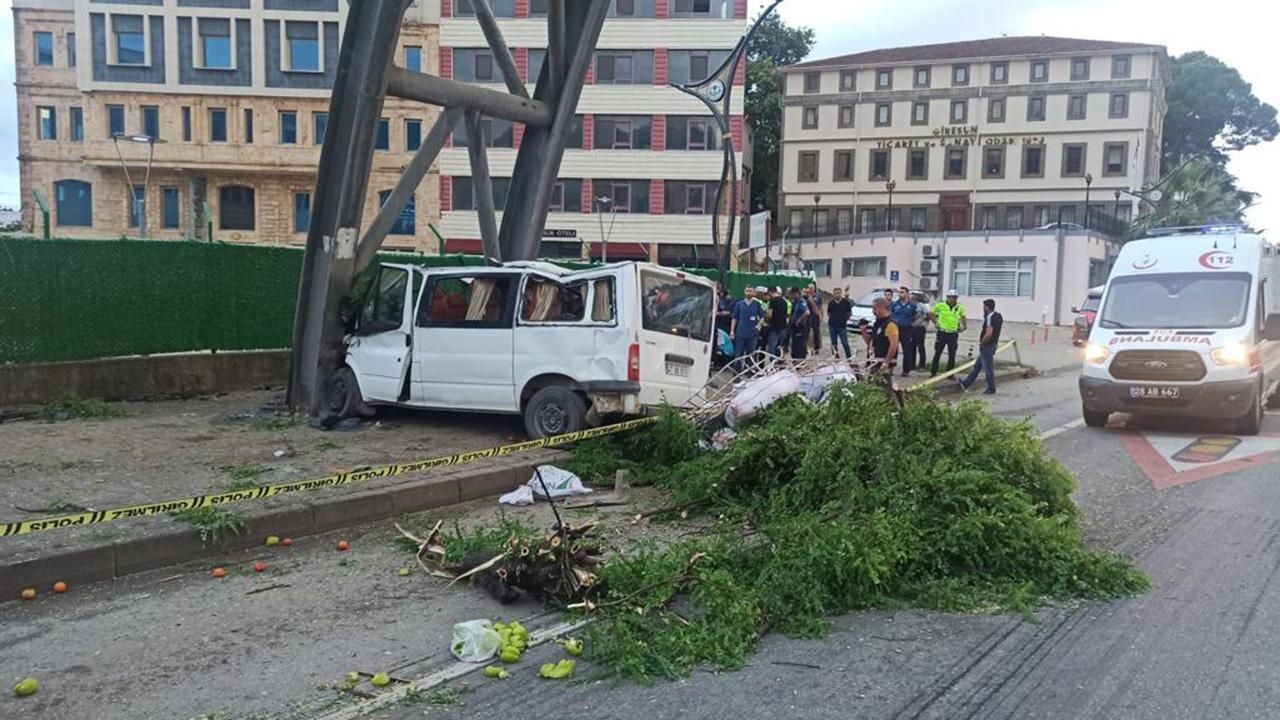 Giresun'da işçilerin bulunduğu minibüs üst geçide çarptı: 1 ölü