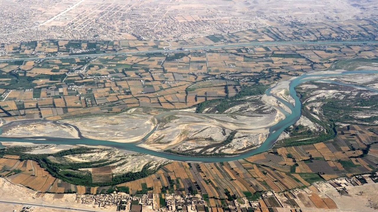 İranlı uzmanlar, Afganistan ile tartışmaya yol açan Hilmend Nehri'nde incelemede bulundu