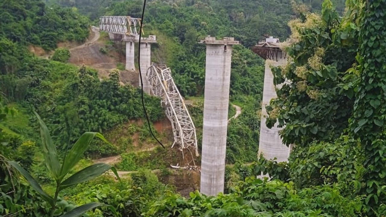 Hindistan'da demir yolu köprüsünün çökmesi nedeniyle 17 kişi hayatını kaybetti