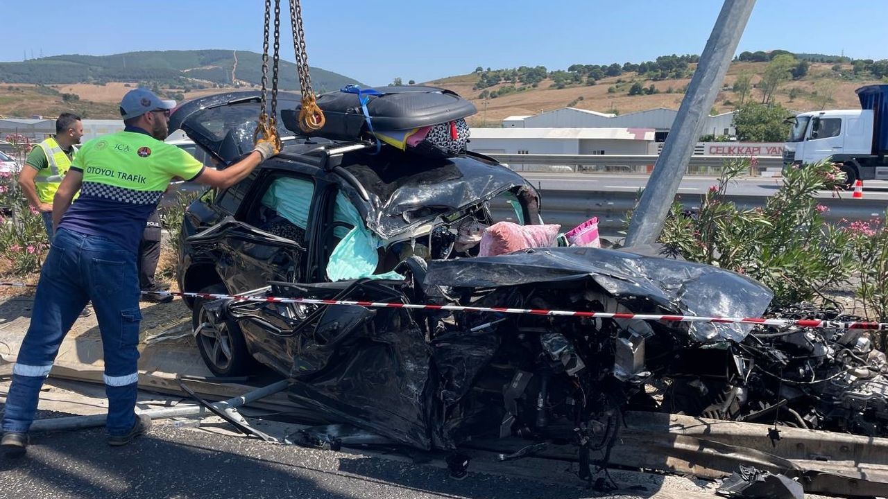 Aksaray'da bariyerlere çarpan otomobilin 16 yaşındaki sürücüsü hayatını kaybetti
