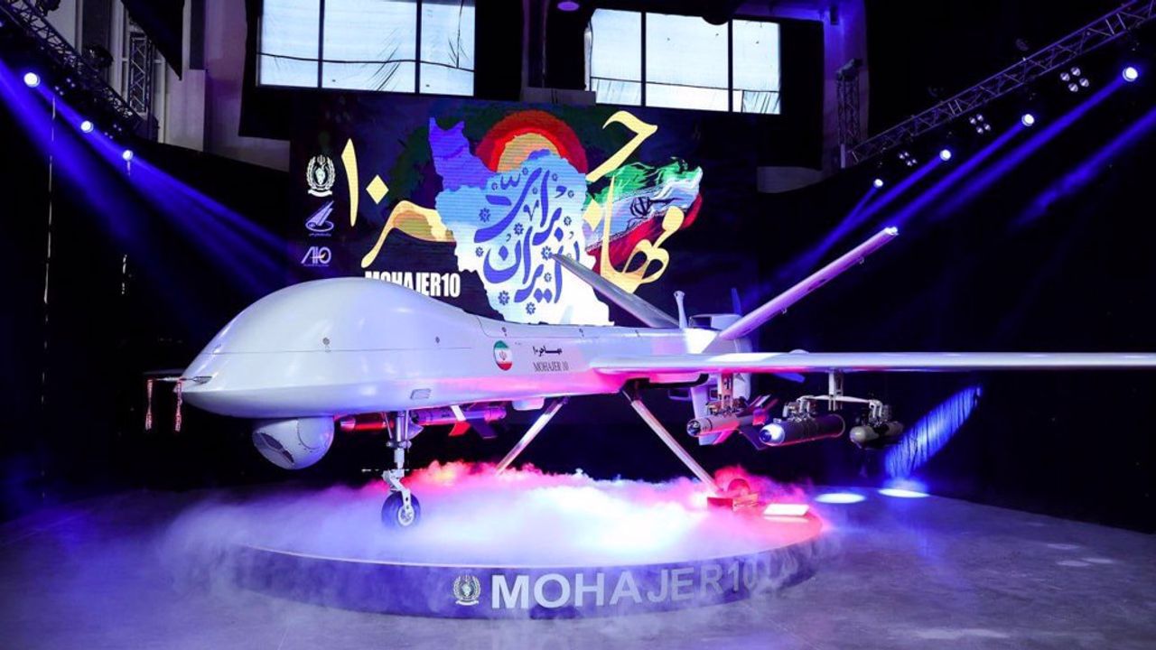 İran'dan yeni silahlı insansız hava aracı "Muhacir"