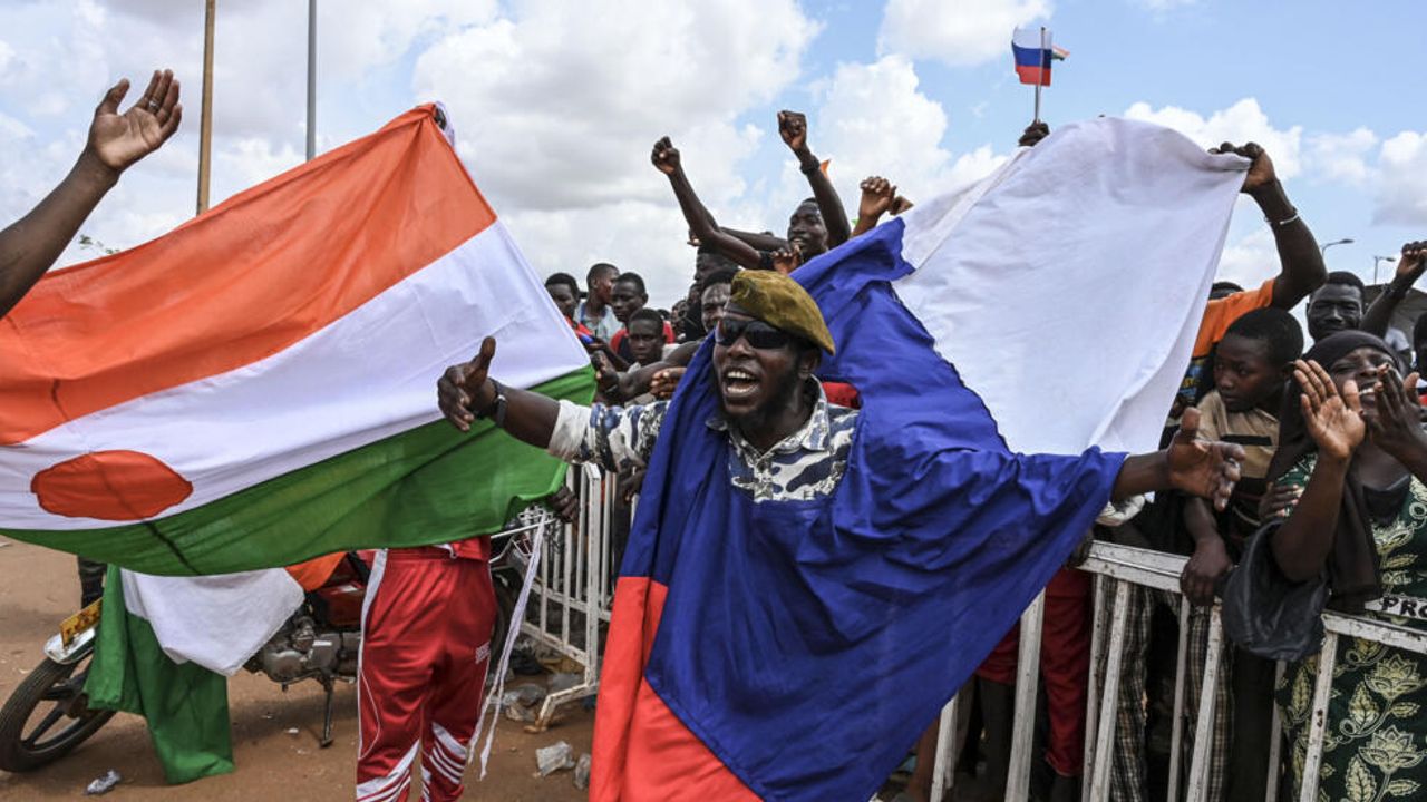 Nijer'de Fransa karşıtları, Fransız askeri üssü etrafında nöbet tutuyor