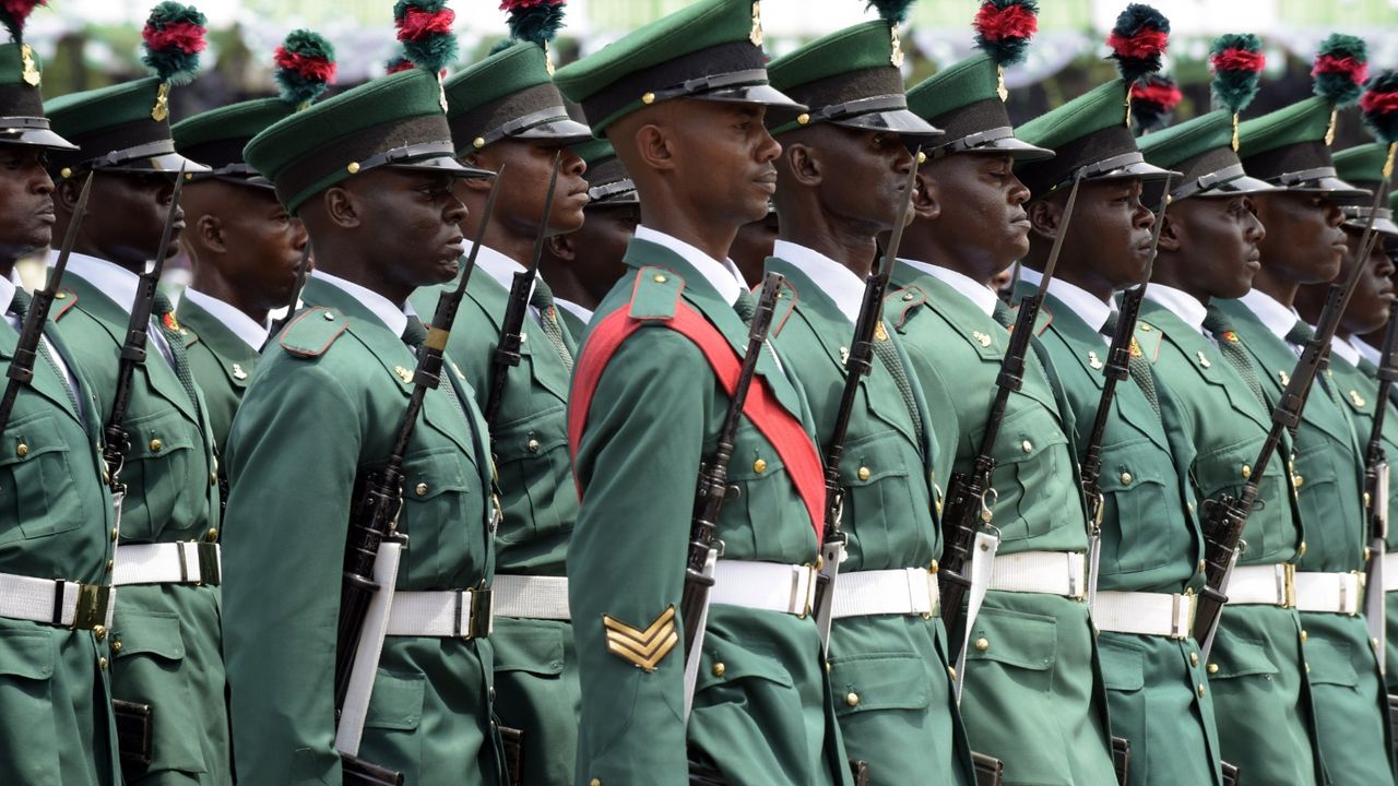 Nijerya'da kaçak petrol rafinerileri ordu tarafından imha edildi