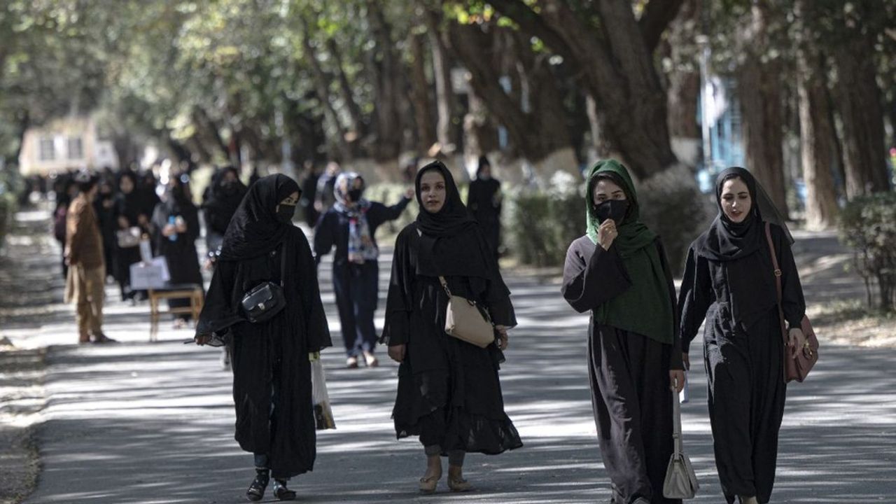 Taliban'dan yurt dışında okumak isteyen kız öğrencilere yasak