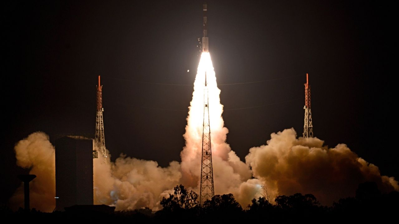 Ay'a başarılı iniş yapan Hindistan, şimdi de Güneş'e araç yolluyor