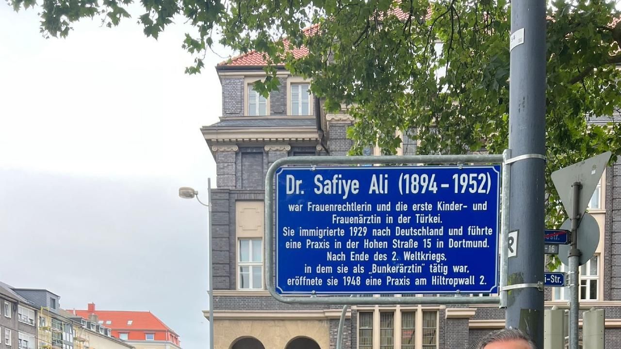 Almanya'da bir sokağa Türkiye'nin ilk kadın doktoru Safiye Ali'nin adı verildi