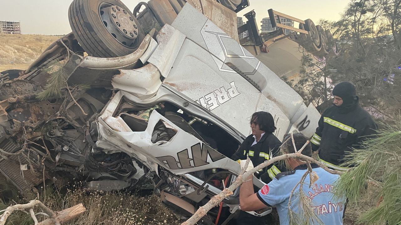 Gaziantep'te araçla çarpışan tırın sürücüsü hayatını kaybetti