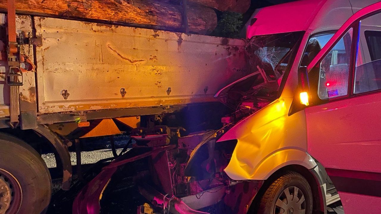 Düzce'de minibüs tomruk yüklü tıra çarptı: 1 ölü, 20 yaralı