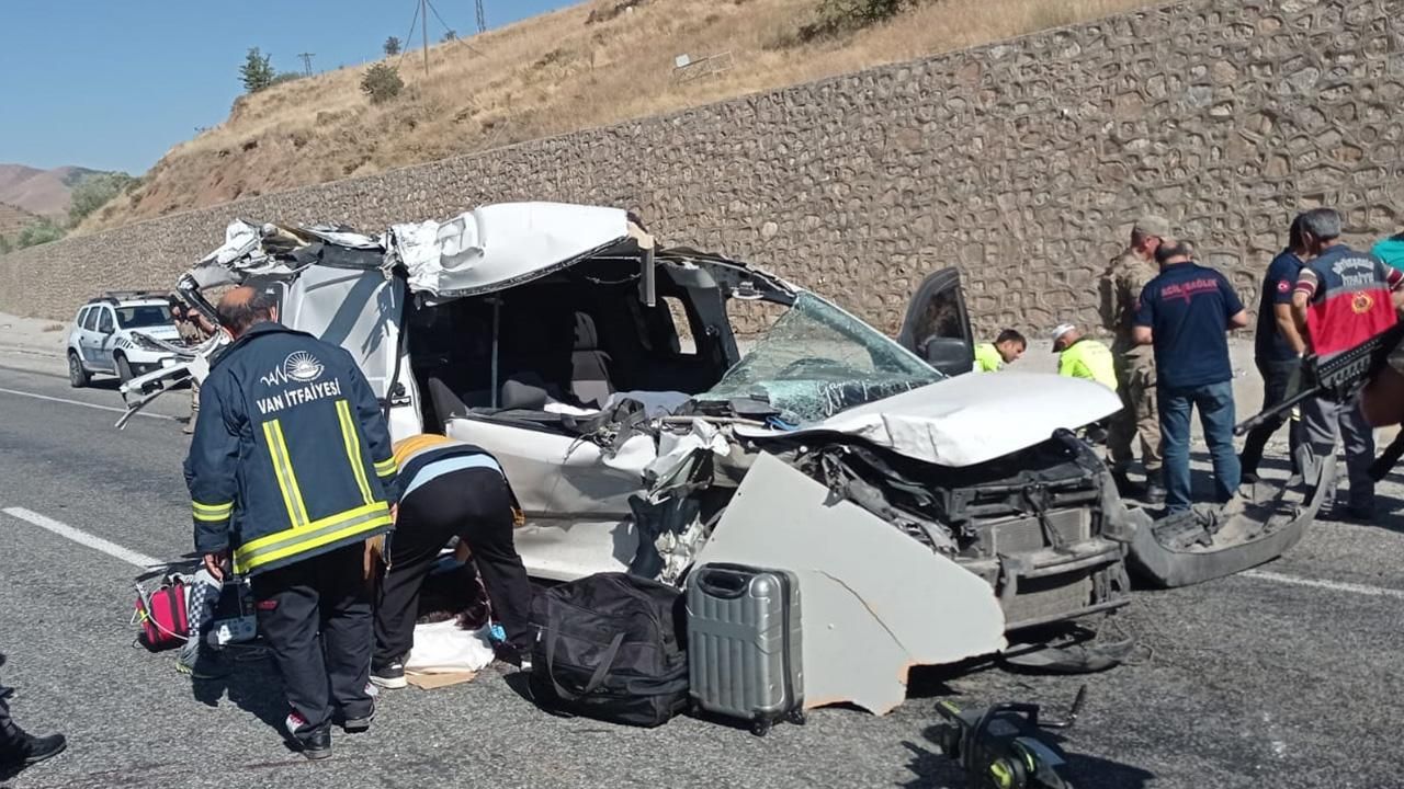 Van'da kamyonet kamyona çarptı: 3 ölü, 3 yaralı