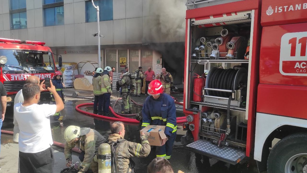 İstanbul'da iş merkezinde yangın: 9 kişi kurtarıldı