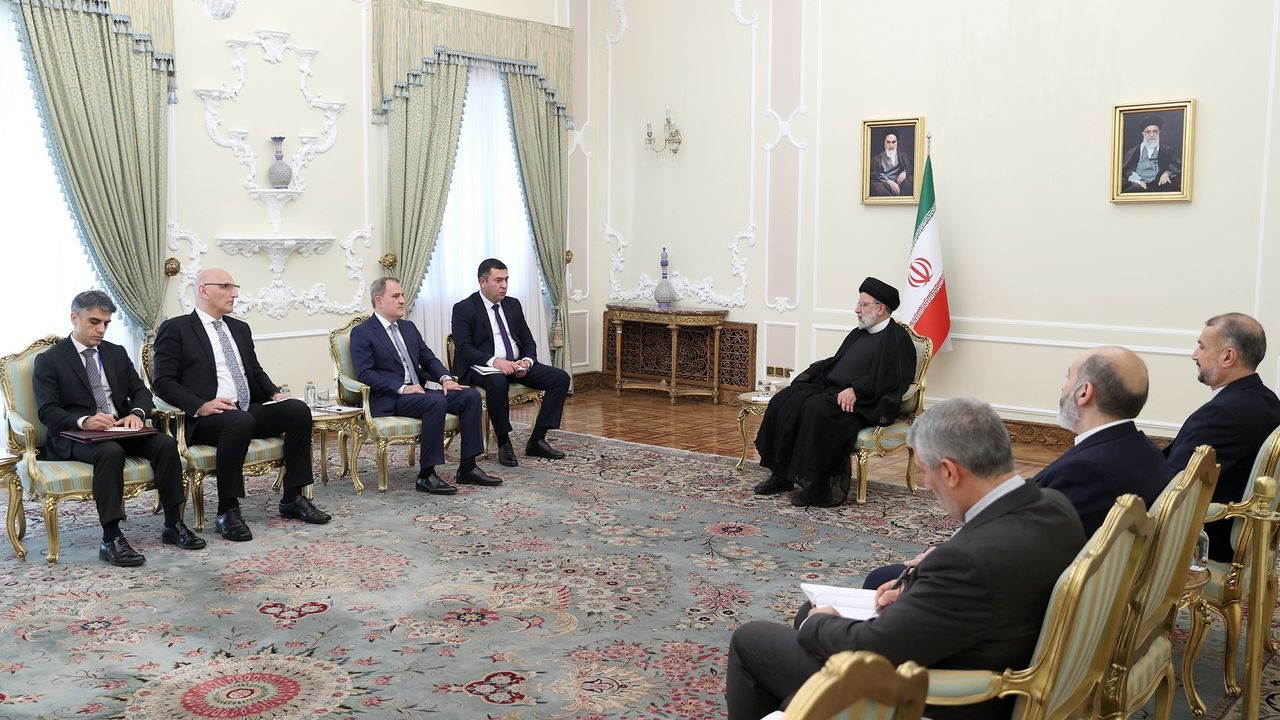İran Cumhurbaşkanı Reisi Bayramov'u kabul etti