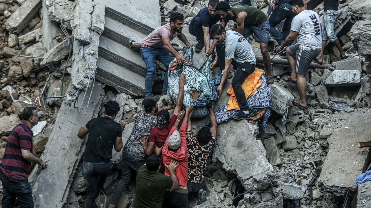 İsrail'in Gazze'ye saldırılarında en az 30 Filistinli hayatını kaybetti