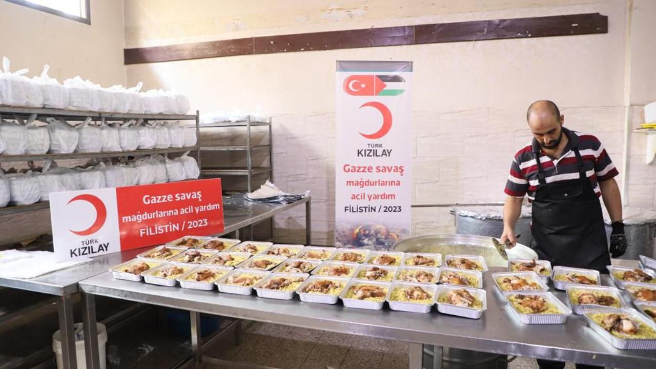 Türk Kızılay'ın Gazze'deki aşevinde sıcak yemek çıkıyor