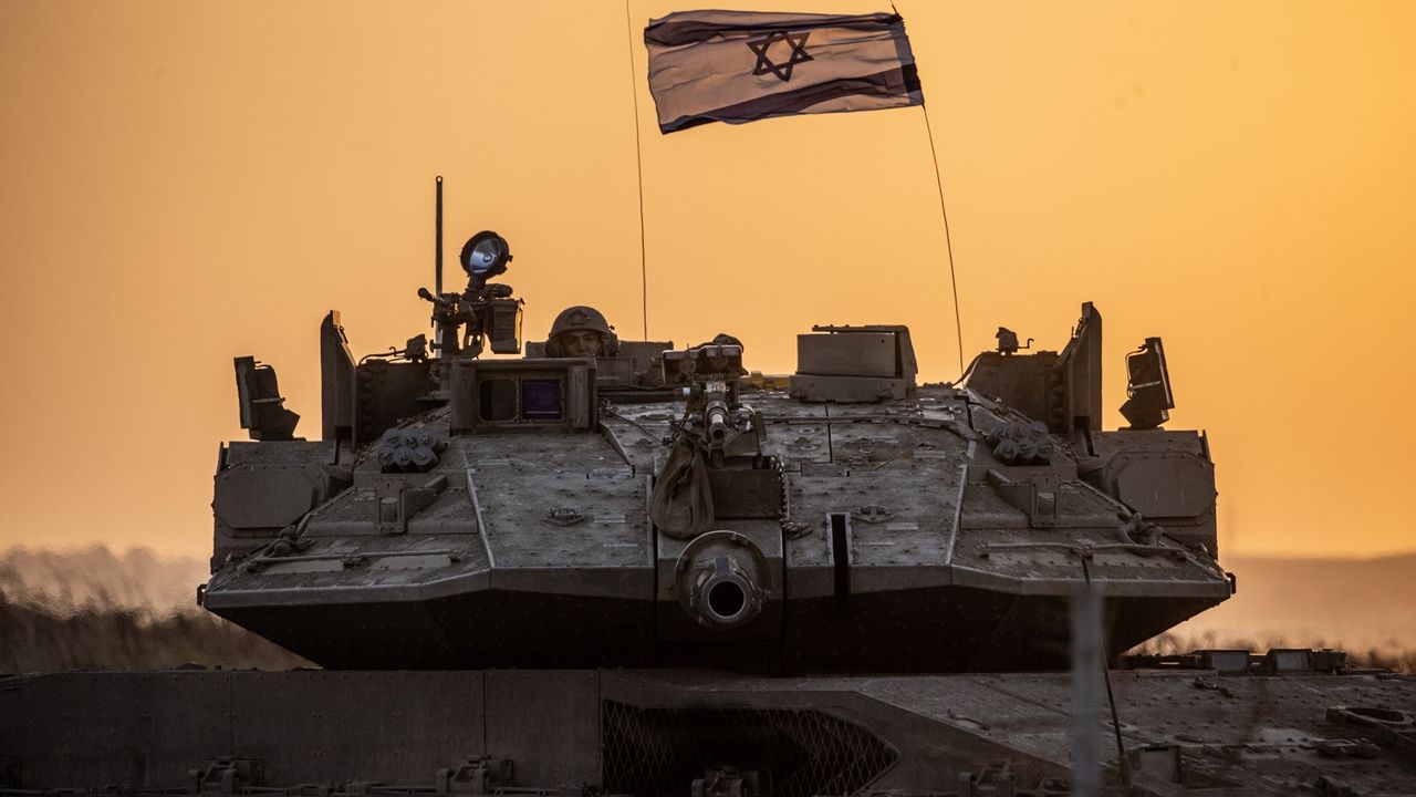 Katil İsrail tankı Gazze'de sivil bir aracı hedef aldı