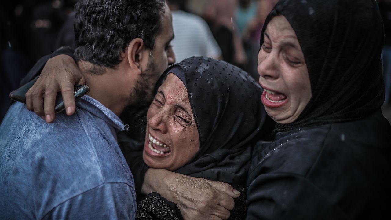 Gazze Şeridi'nin orta ve kuzey kesimlerini bombalandı