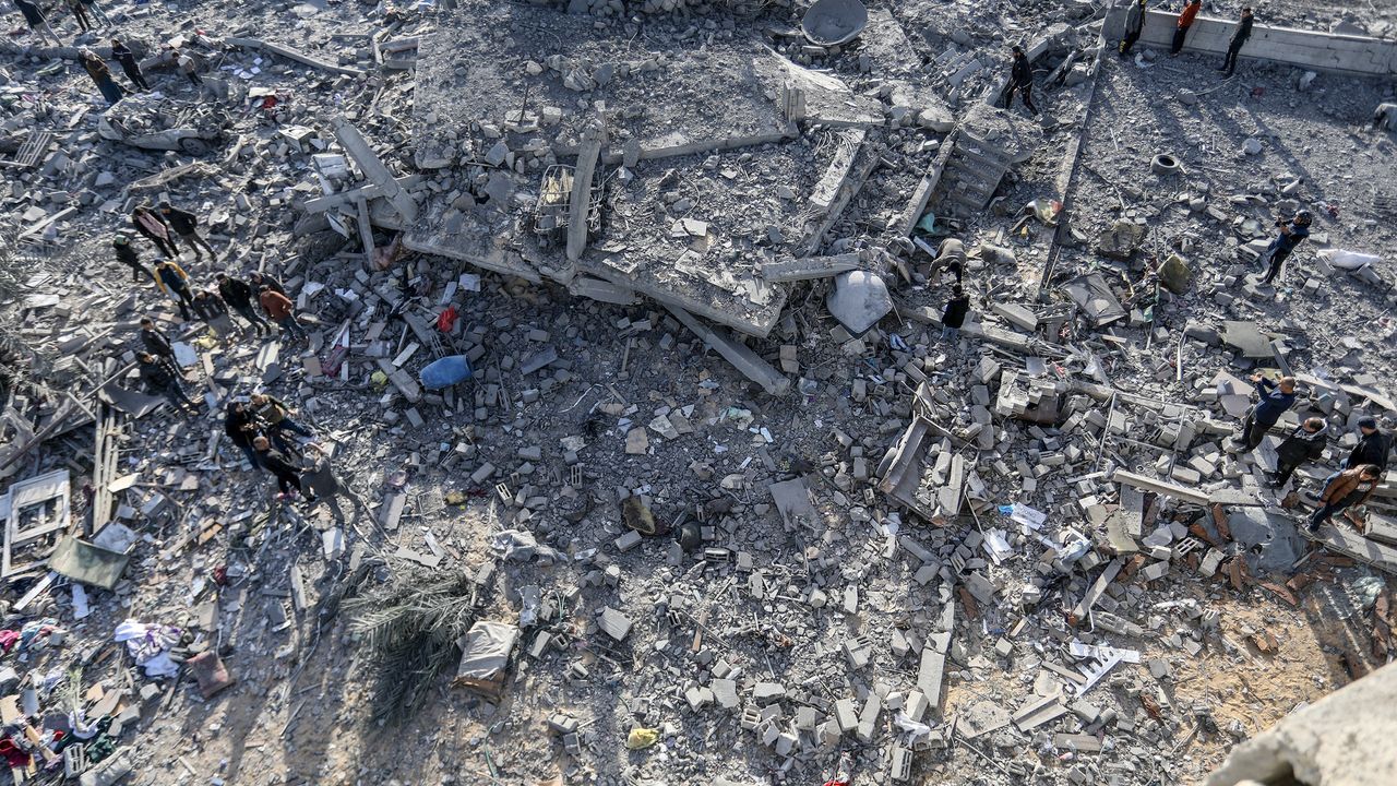 Siyonistler, Gazze'de sivillerin evlerini şarkılar söyleyerek buldozerlerle yıkıyor