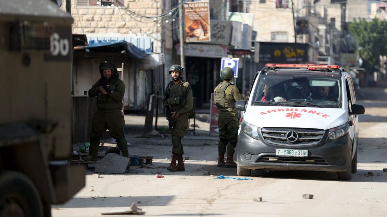 İşgalci İsrail Batı Şeria'nın pek çok kentine baskın düzenledi