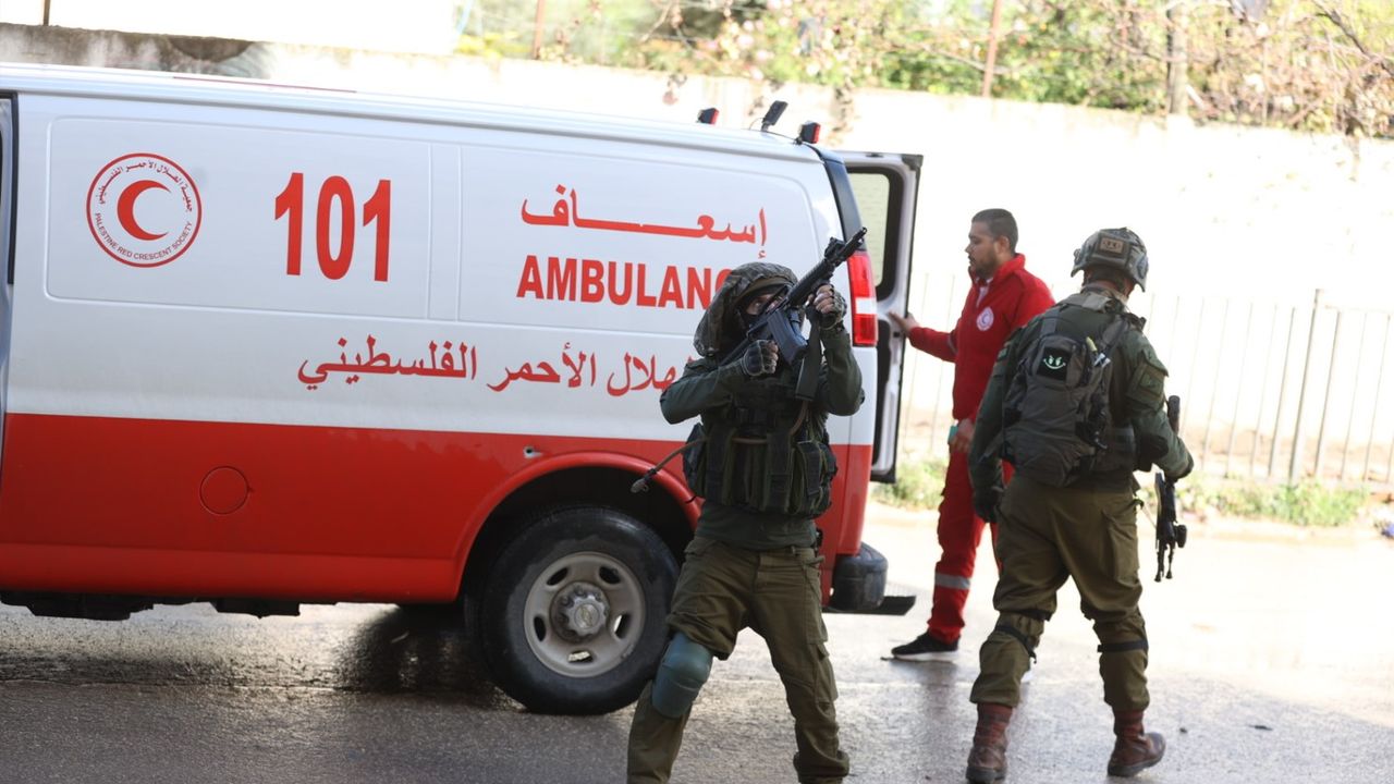 İşgalci İsrail, Emel Hastanesinde 17 kişiyi esir aldı